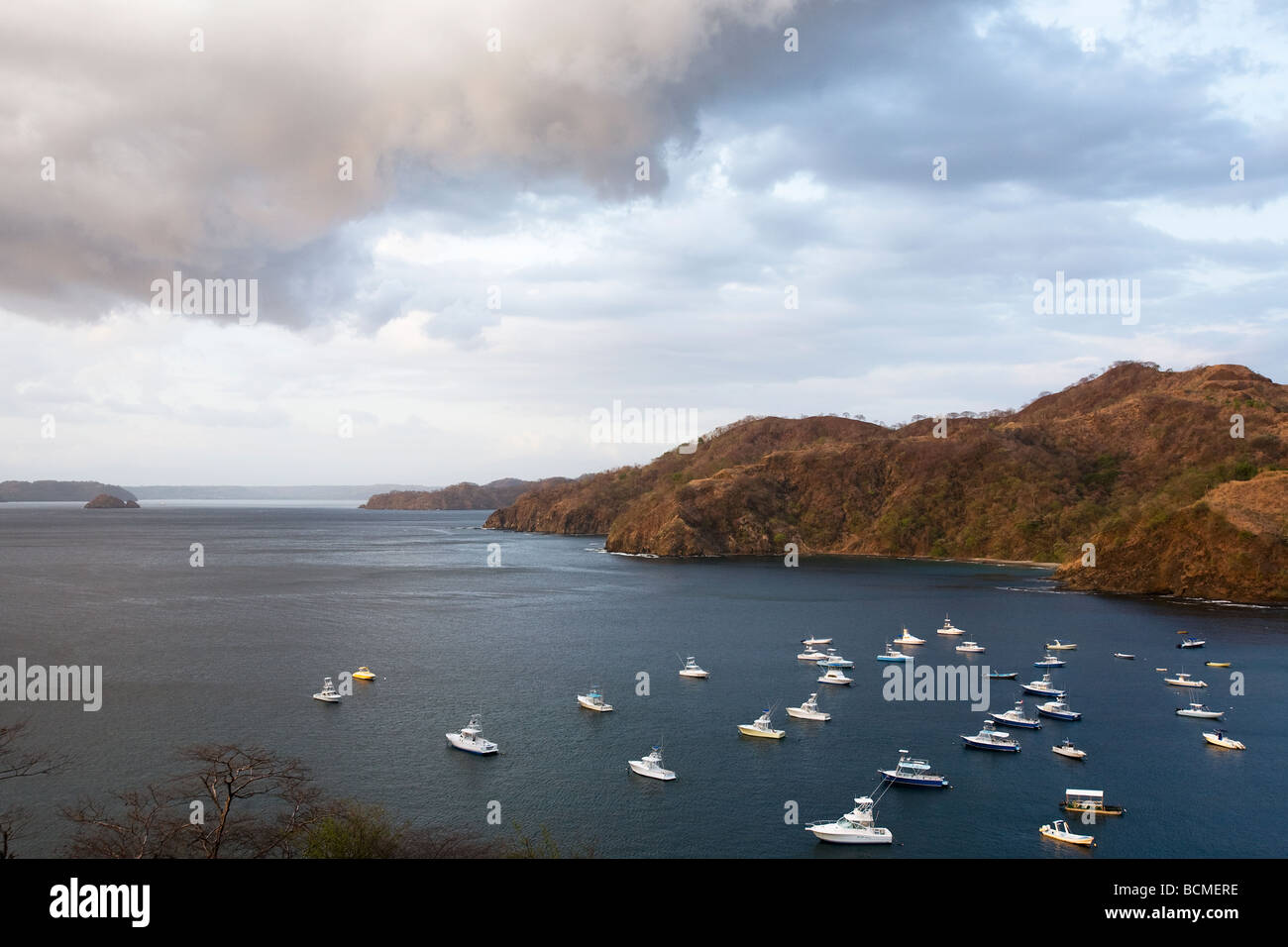 Einem Blick Norden Form oben Ocotal Bucht mit vielen Boote vertäut. Ocotal Beach ist in Guanacaste, Costa Rica Stockfoto
