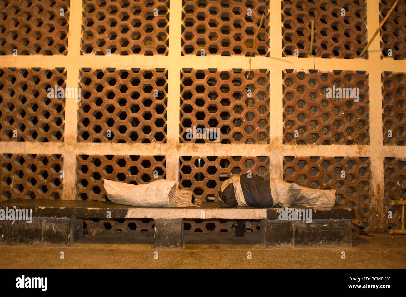 Zwei schlafende obdachlose Kinder in Taschen Khulna Railway station Bangladesch Stockfoto