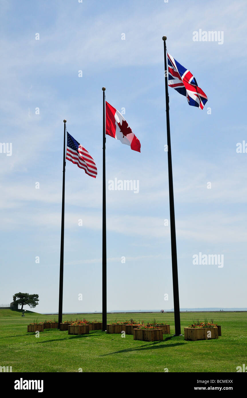 Amerikanischen, kanadischen und britischen Flaggen fliegen Overhead nahe dem Eingang zum Perry s Sieg und International Peace Memorial Stockfoto