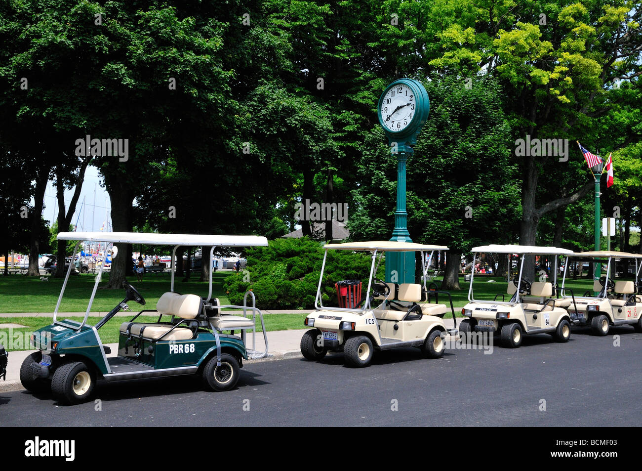 Golf-Carts sind eine beliebte Art der Fortbewegung in Put in Bay Stockfoto