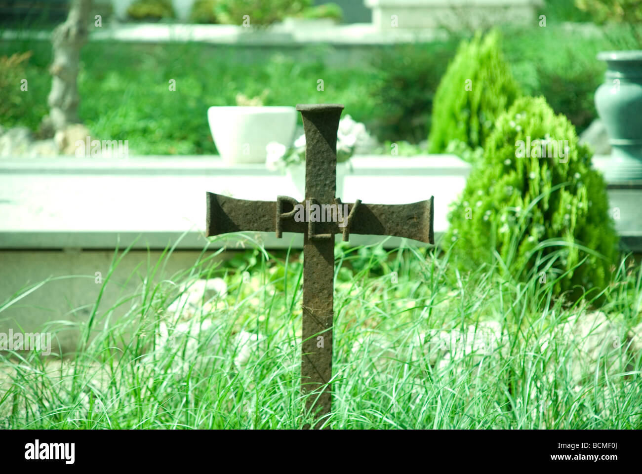 Kreuz im Garten, der Friedhof von Sitges, Barcelona - Spanien Stockfoto