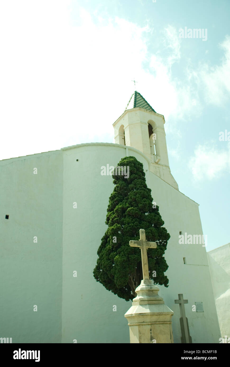 Grabdenkmäler und Zypressen auf dem Friedhof von Sitges, Barcelona - Spanien Stockfoto