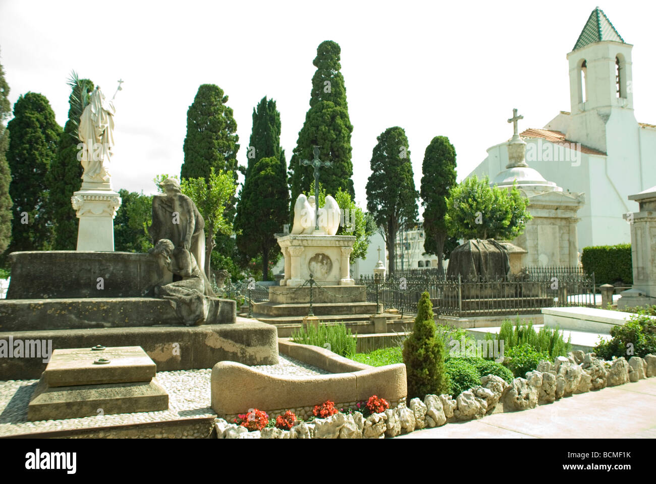 Grabdenkmäler und Zypressen auf dem Friedhof von Sitges, Barcelona - Spanien Stockfoto