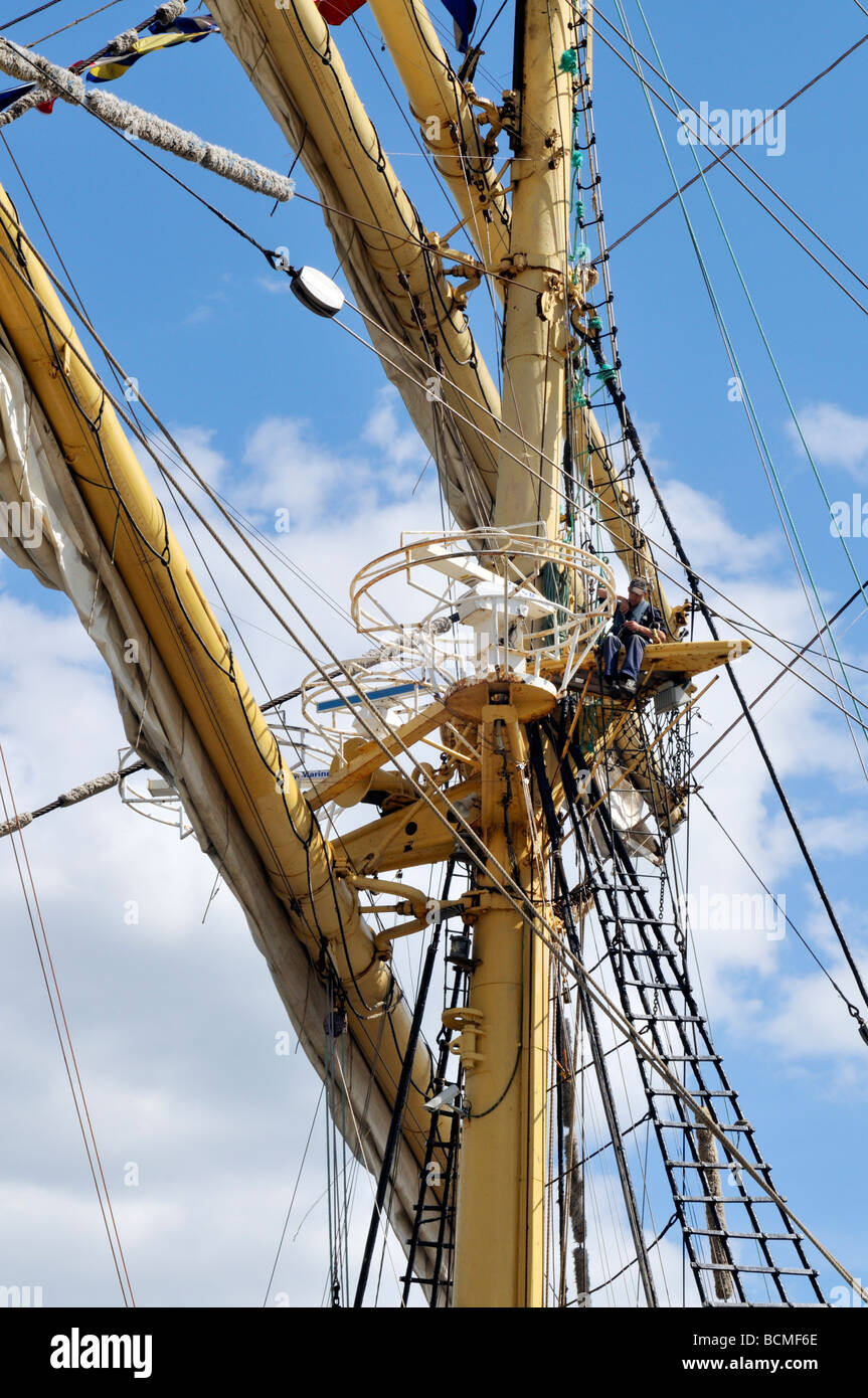 Mannschaftsmitglieder in der Mast Rigg und Navigation Ausrüstung auf den hohen Schiff Krusenschtern Stockfoto