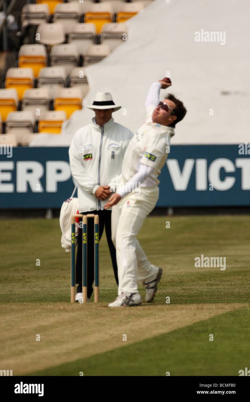 Off-Spin Bowler Robert Croft bowling für Glamorgan in der Grafschaft-Meisterschaft Stockfoto