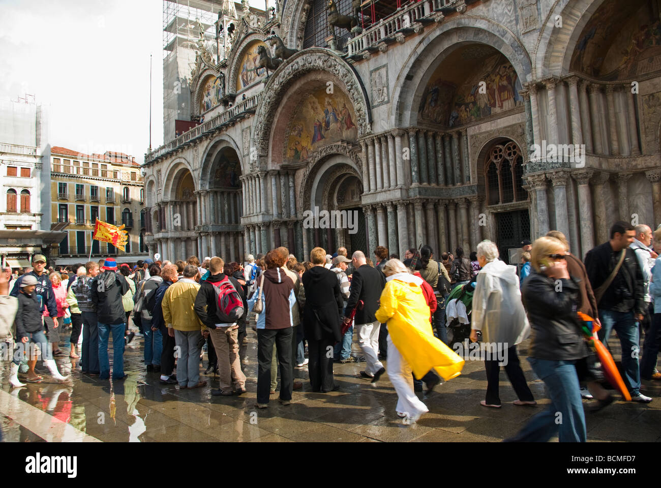Italien Venetien Venedig Venezia Piazza San Marco St Mark s Quadrat bestimmt Reisende hören bei San Marco als Regen Abaits führen Stockfoto