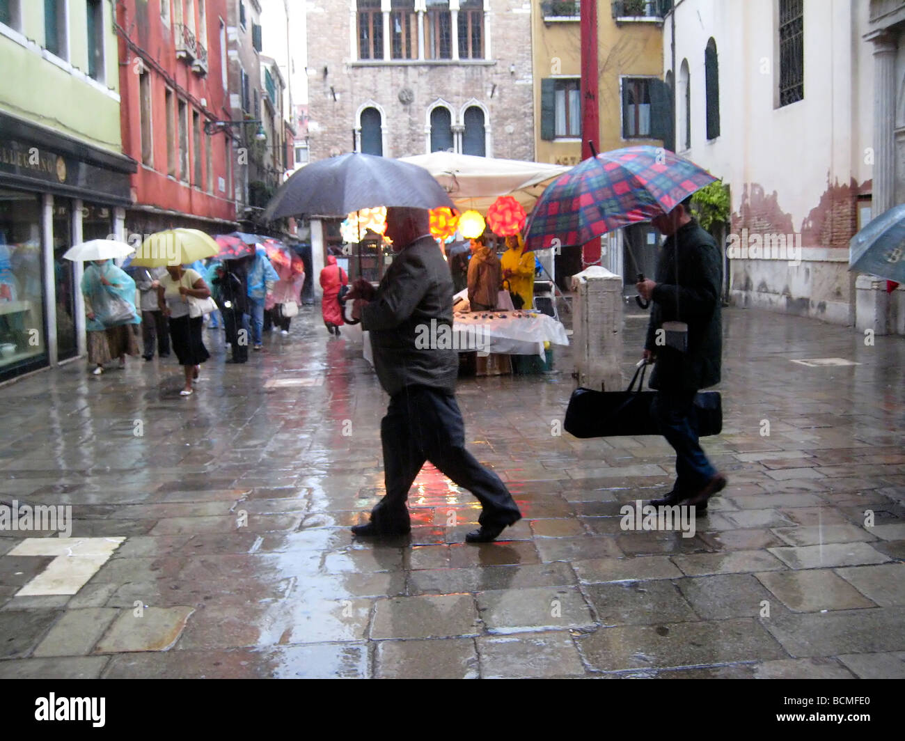 Italien Venetien Venedig Venezia Menschen mit Regenschirmen durchschreiten Campo in Venedig Stockfoto