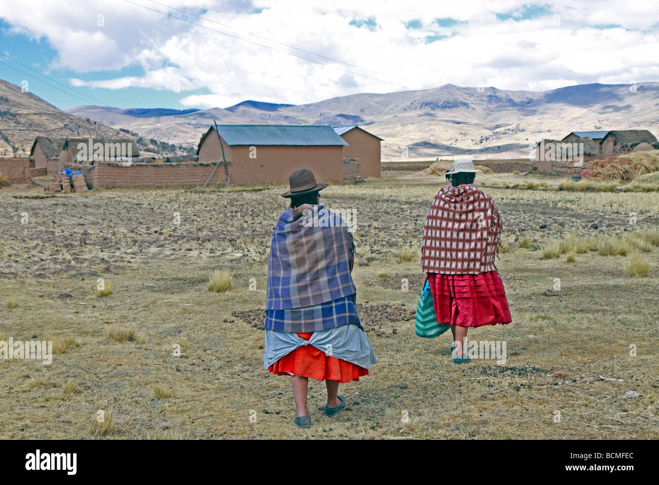 Traditionell gekleidete Frauen auf einem Bauernhof in der Nähe von Juli, Puno, Peru Stockfoto