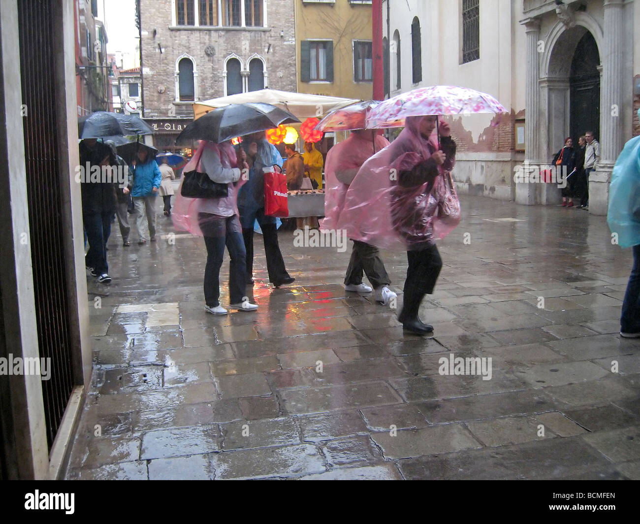 Italien Venetien Venedig Venezia Menschen mit Regenschirmen durchschreiten Campo in Venedig Stockfoto