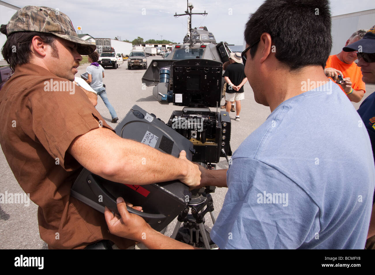 Sean Casey s IMAX-Team lädt Film in einem IMAX-Kamera während Projekt  Vortex 2 Stockfotografie - Alamy
