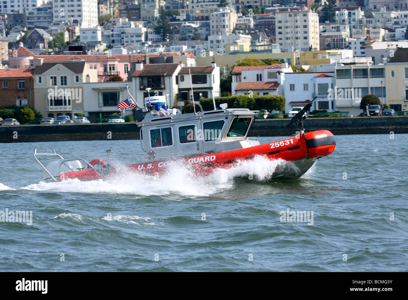 Defender-Klasse Antwort Boot (RB-S) patrouilliert in San Francisco Bay Stockfoto