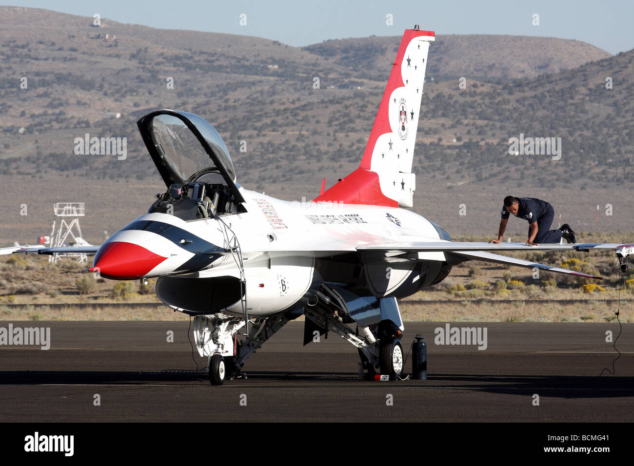 Thunderbirds-Boden-Crew-Mitglied reinigt die Oberfläche des Flügels der f 16 Stockfoto