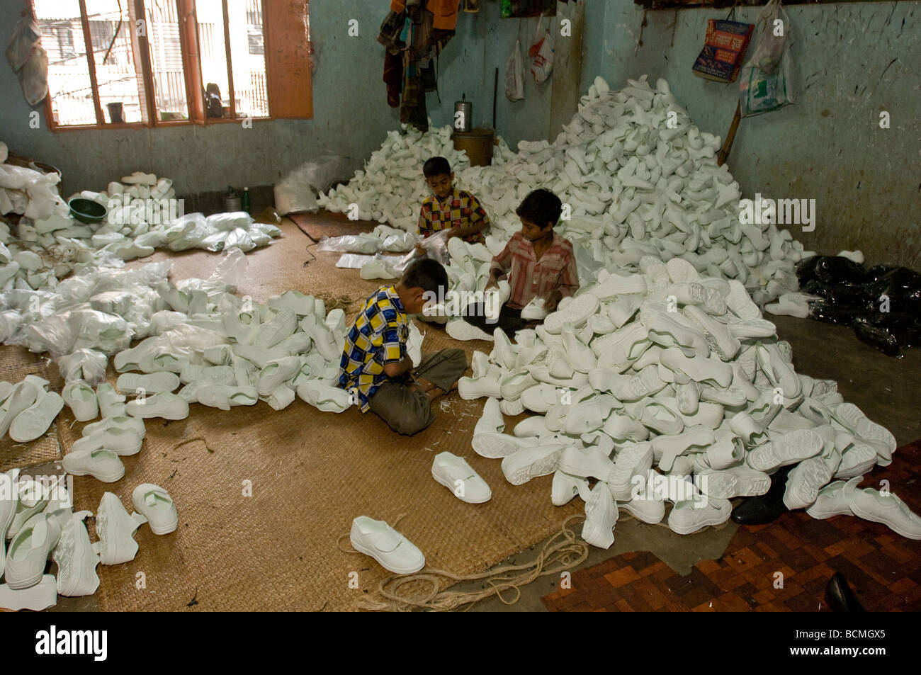 Dhaka-Kind Arbeit Schuhfabrik Stockfoto