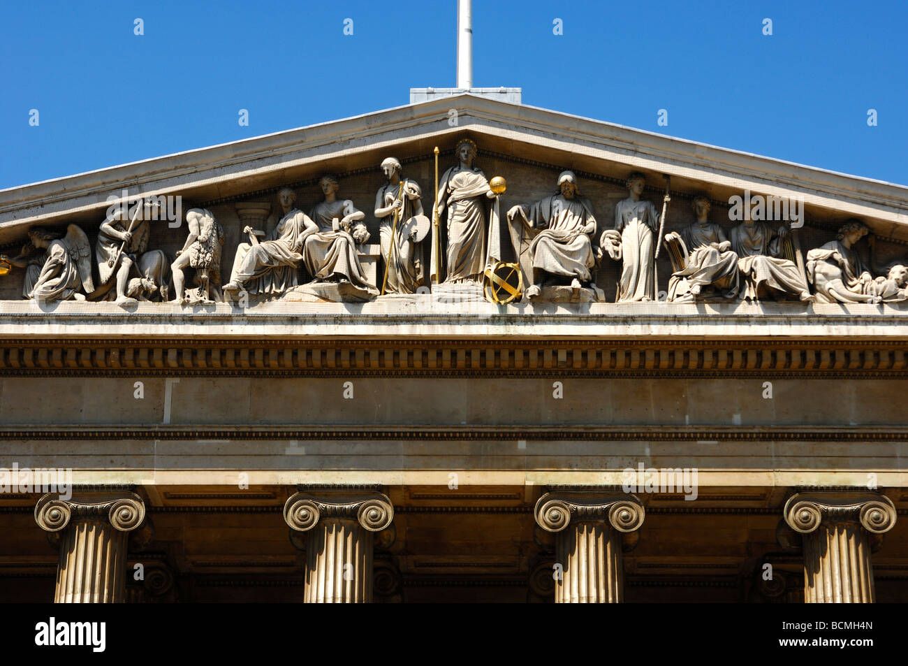 British Museum Giebel mit allegorischen Figuren über dem Haupteingang, London, Vereinigtes Königreich Stockfoto