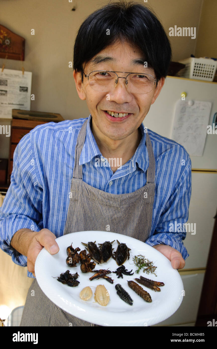 Shoichi Uchiyama war ein Teller mit Insekten bereit für das Kochen, Tokio, Japan, 28. Oktober 2008. Stockfoto