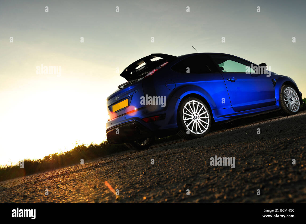 Der neue Ford Focus RS künstlerisch beleuchtet und bei Sonnenuntergang fotografiert Stockfoto