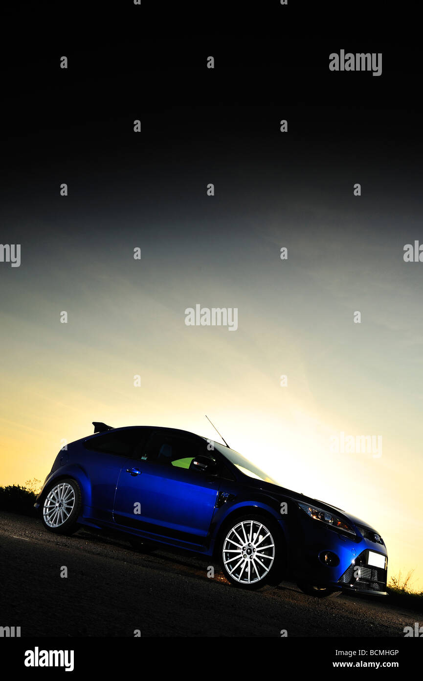 Der neue Ford Focus RS künstlerisch beleuchtet und bei Sonnenuntergang fotografiert Stockfoto