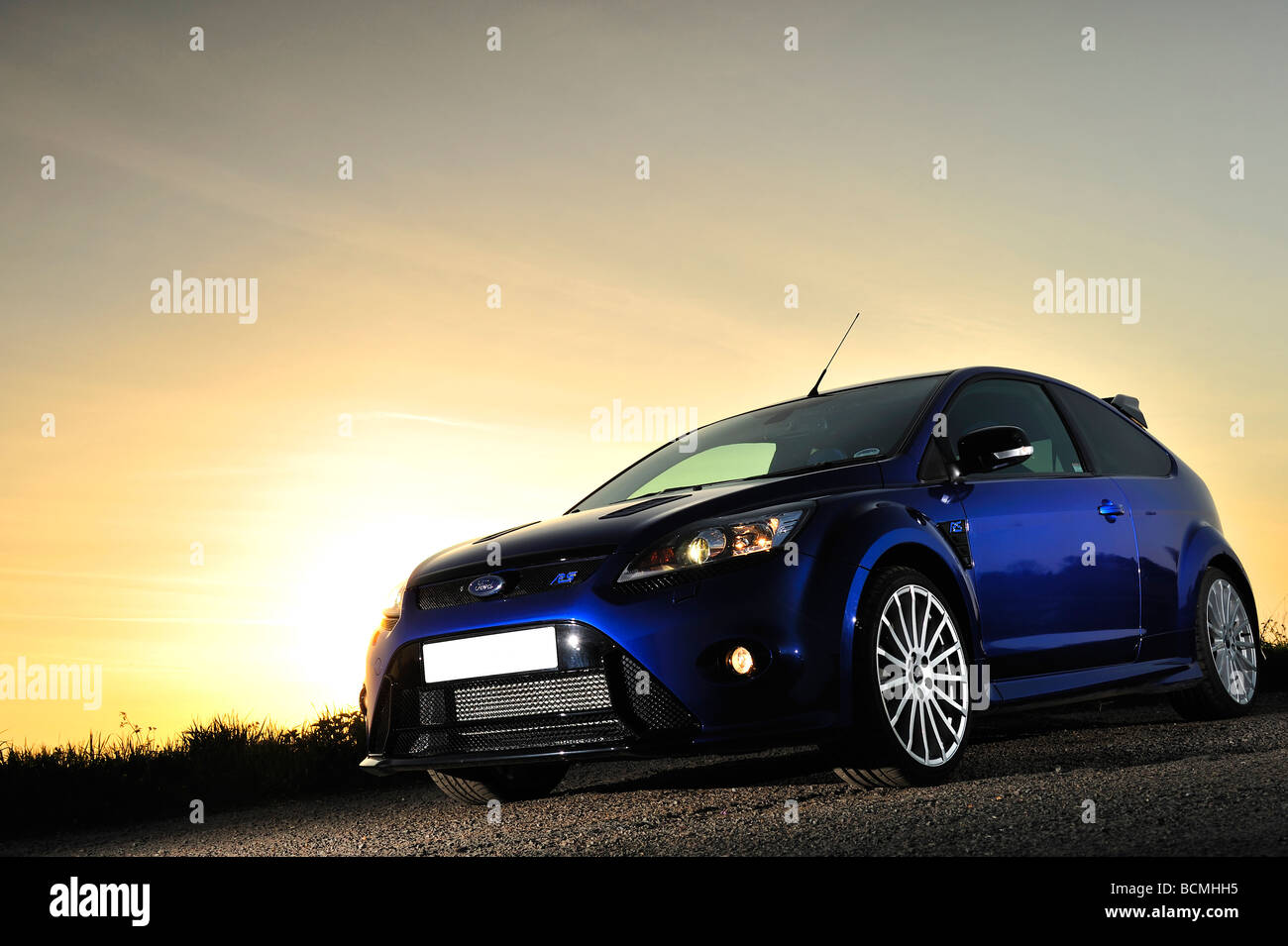 Der neue Ford Focus RS künstlerisch beleuchtet und bei Sonnenuntergang fotografiert Stockfoto