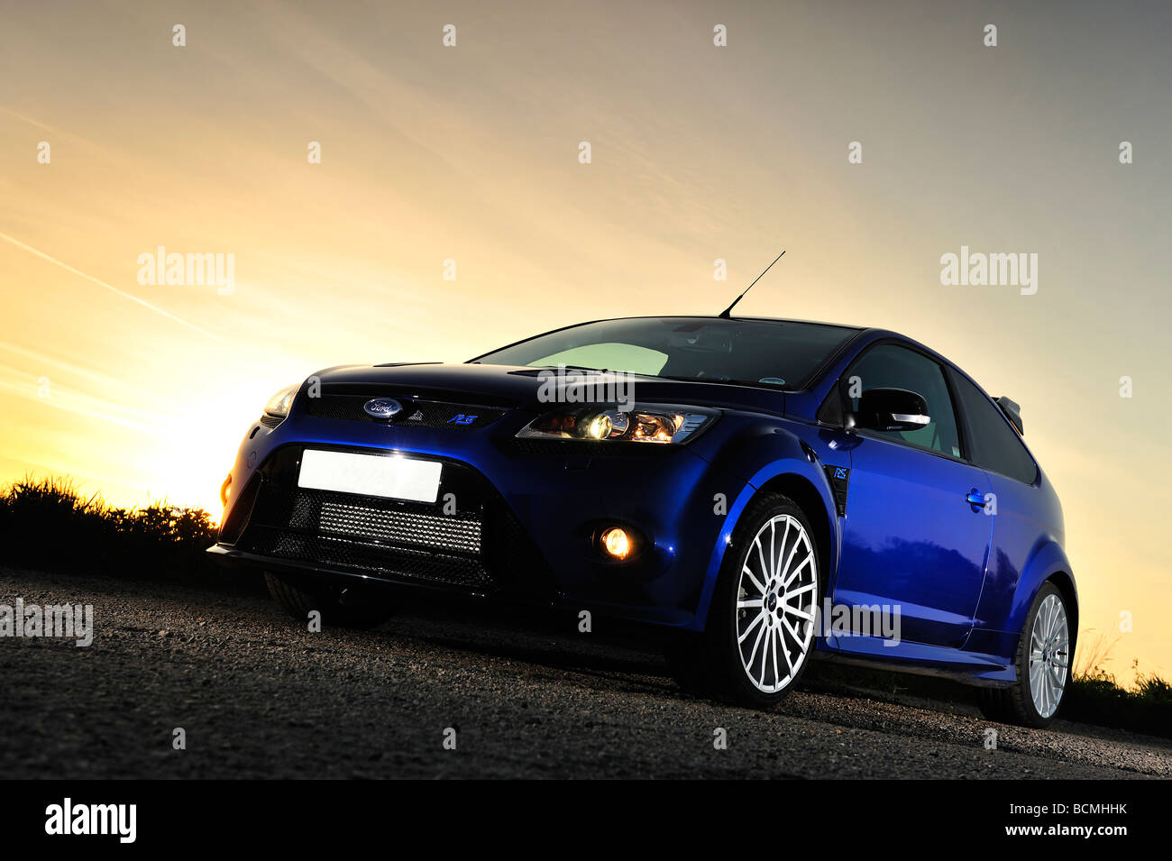 Der neue Ford Focus RS künstlerisch beleuchtet und bei Sonnenuntergang fotografiert Stockfoto