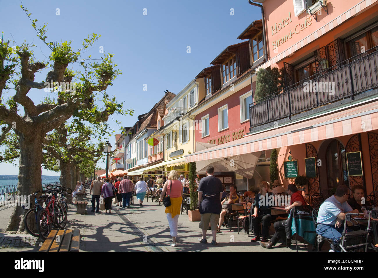 Meersburg Hotels in Baden-Württemberg Deutschland EU und Open-Air-Cafés auf der von Bäumen gesäumten Promenade entlang dem Bodensee in Unterstadt Stockfoto