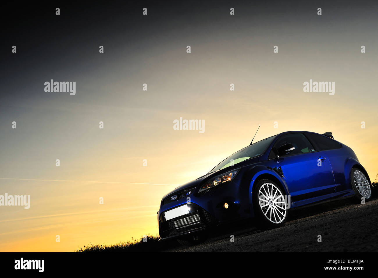 Der neue Ford Focus RS künstlerisch beleuchtet und bei Sonnenuntergang fotografiert Stockfoto