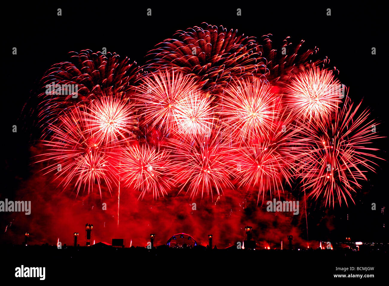 Berlin-Feuerwerk während der Pyromusikale am geschlossenen Flughafen Berlin Tempelhof EU DE DEU BRD Bundesrepublik Deutschland Stockfoto