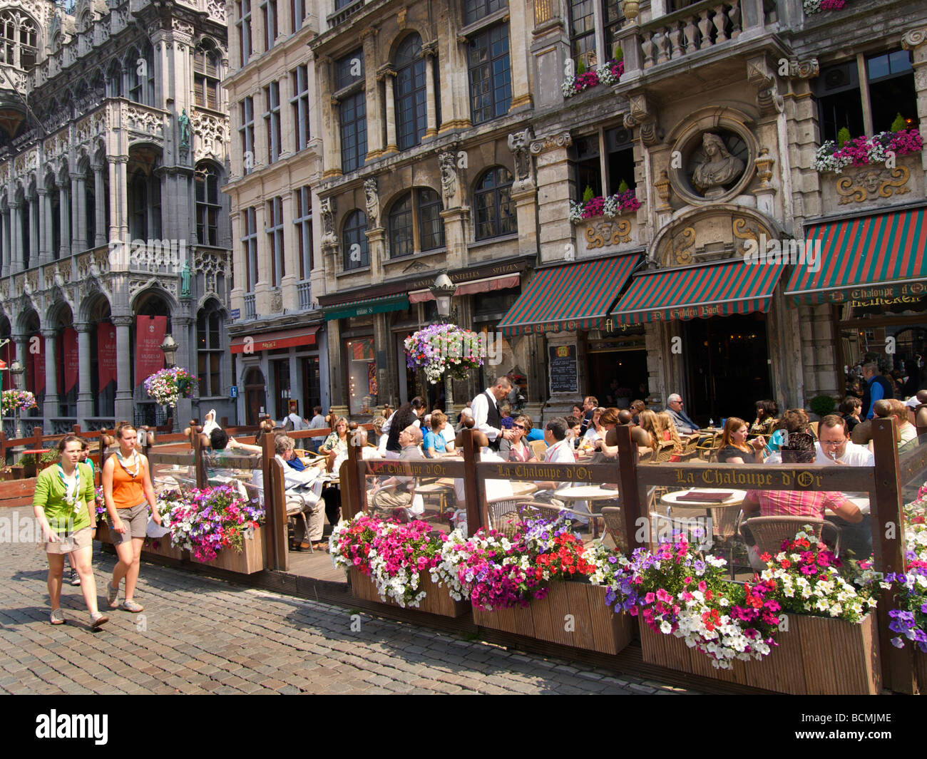 Menschen auf dem Grote Markt oder Grand Place in Brüssel an einem sonnigen Tag Stockfoto