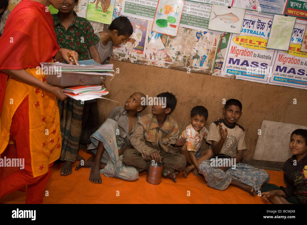 Straßenkinder in informelle Bildung in Dhaka Boot terminal Bangladesch Stockfoto