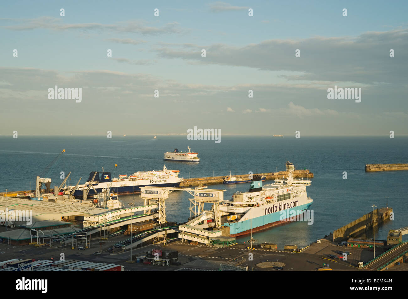 Östlichen Docks und Fähre Hafen Dover Kent UK Klippen des Cap Blanc Nez und Lichter von Calais an der französischen Küste im Hintergrund Stockfoto