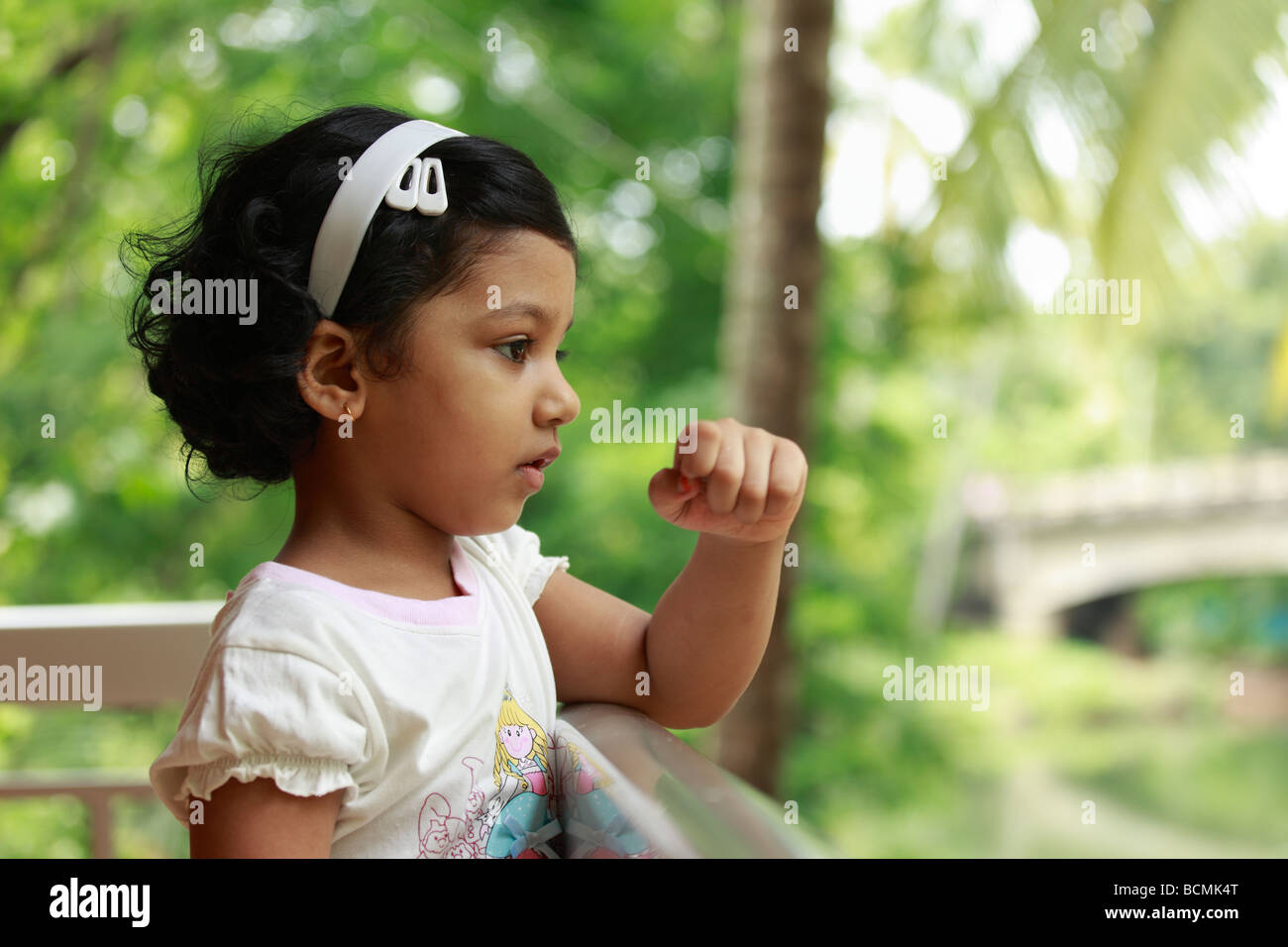 Schöne Kerala-Mädchen auf der Seite Suche Stockfoto