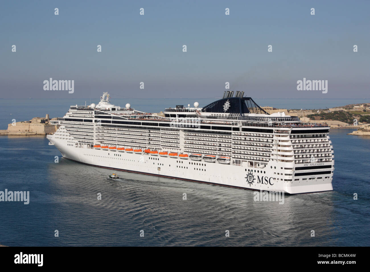 Das Kreuzfahrtschiff MSC Splendida Abfahrt von Maltas Grand Harbour Stockfoto
