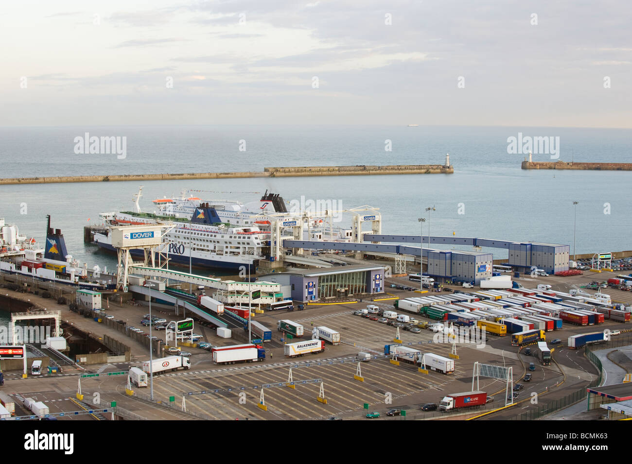 Östlichen Docks und Fähre Hafen Dover Kent UK Klippen des Cap Blanc Nez und Lichter von Calais an der französischen Küste im Hintergrund Stockfoto