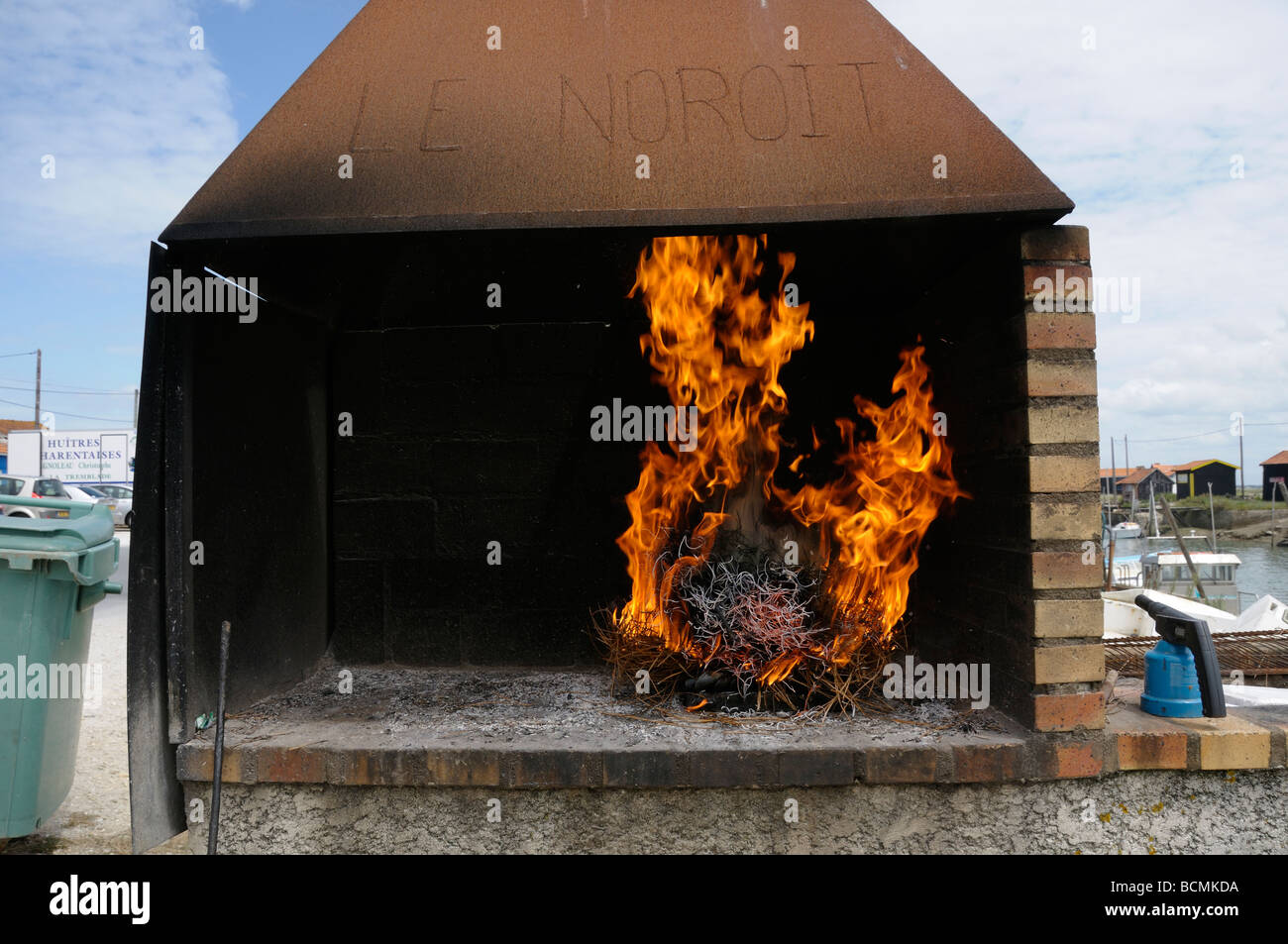 Stock Foto von einem Mann Kochen Miesmuscheln auf offenem Feuer in le Tremblade in Frankreich. Stockfoto