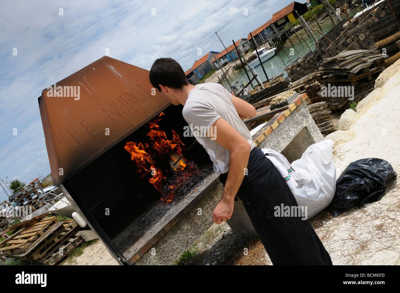 Stock Foto von einem Mann Kochen Miesmuscheln auf offenem Feuer in le Tremblade in Frankreich. Stockfoto