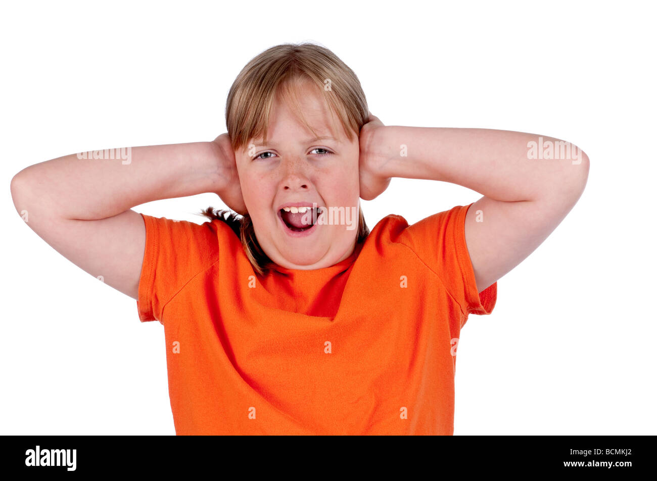 Ein horizontales Bild von einem jungen Mädchen schreien und für ihre Ohren auf weiß Stockfoto