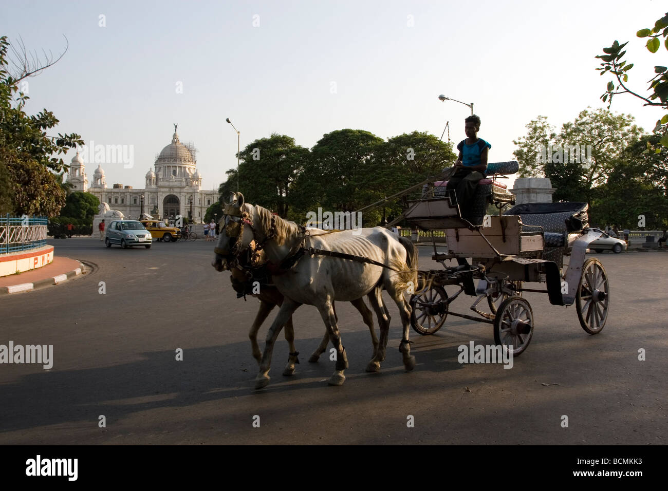 Ein Pferd angetrieben Wagen vor Victoria Memorial Hall Stockfoto