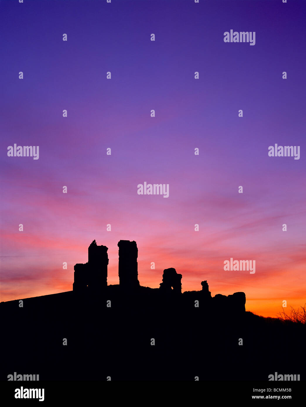 Silhouette der Ruinen von Corfe Castle bei Swanage und Wareham auf der Isle of Purbeck, Dorset, England Stockfoto
