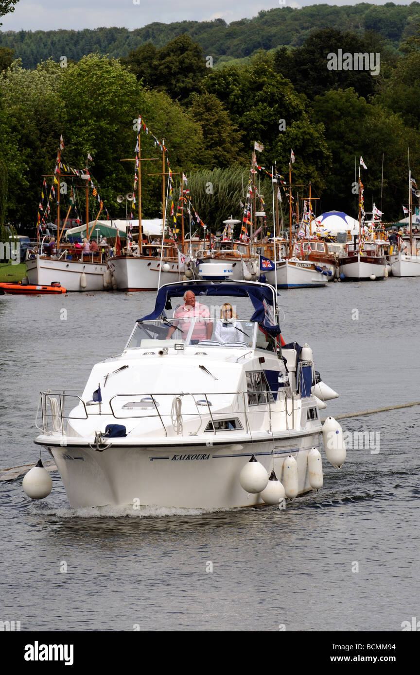 Modernen Kabinenkreuzer auf der Themse in Henley mit einer Kulisse aus der jährlichen traditionellen Boot-Rallye auf der Seite von Oxfordshire Stockfoto