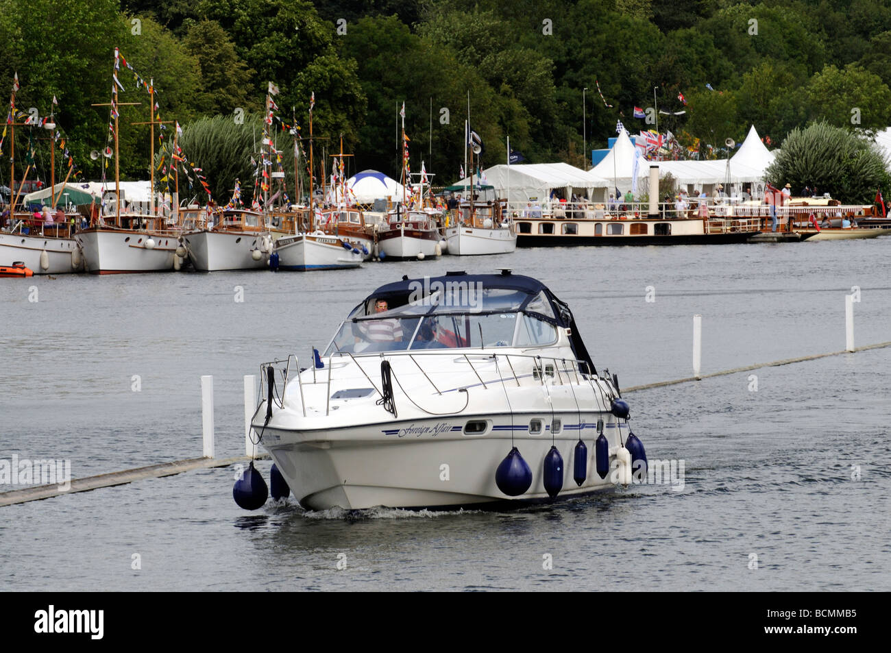 Modernen Kabinenkreuzer auf der Themse in Henley mit einer Kulisse aus der jährlichen traditionellen Boot-Rallye auf der Seite von Oxfordshire Stockfoto