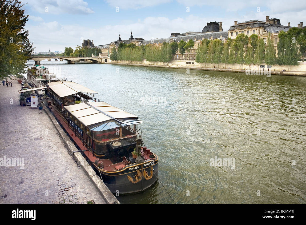 Ufer mit Louvre und Café Boote, Paris, Frankreich Stockfoto