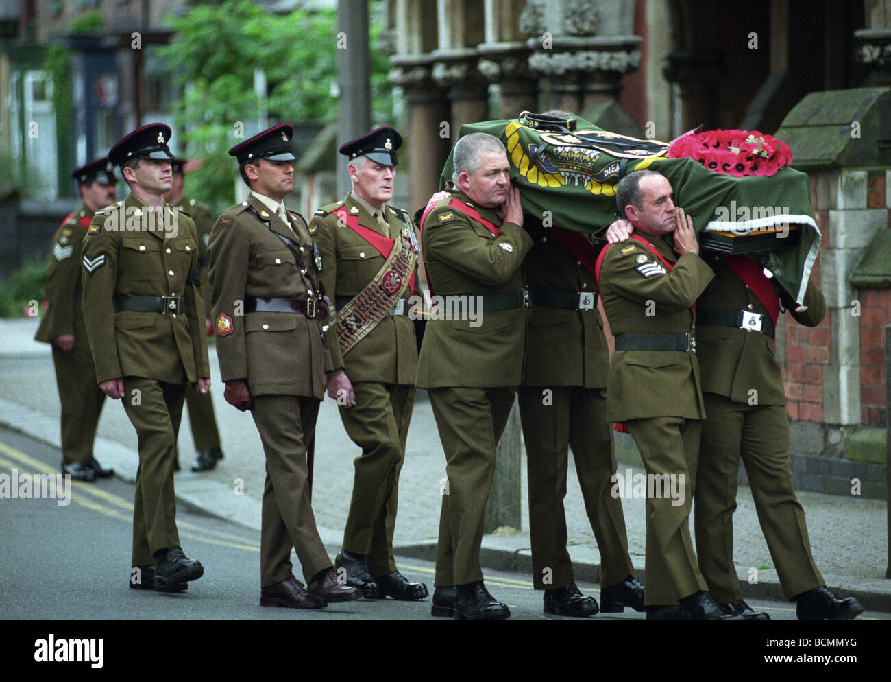 Staffordshire regiment Soldaten tragen den Sarg ihrer Hunde Maskottchen namens Wächter 29 6 98 Stockfoto