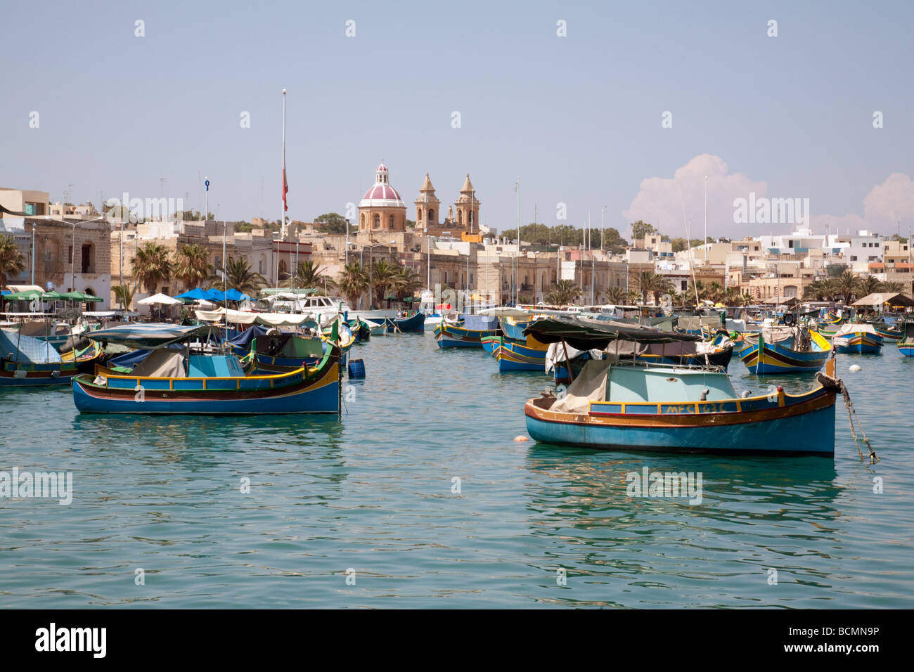 Bunte Boote im Hafen von Marsaxlokk, Malta Stockfoto