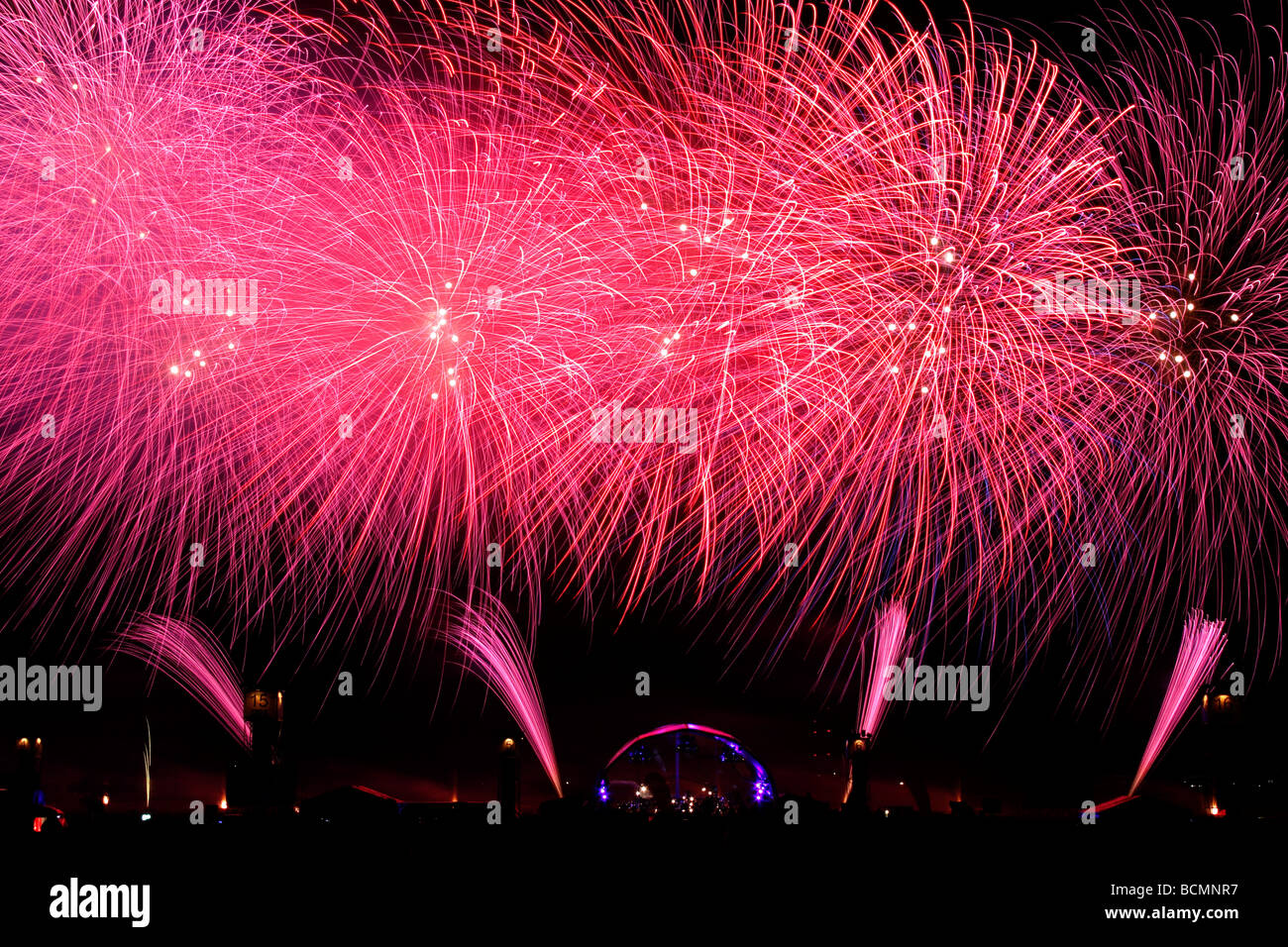 Berlin-Feuerwerk während der Pyromusikale am geschlossenen Flughafen Berlin Tempelhof EU DE DEU BRD Bundesrepublik Deutschland Stockfoto