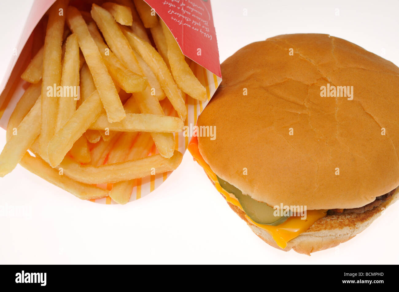 McDonalds Cheeseburger und Pommes Frites auf weißem Hintergrund. Stockfoto