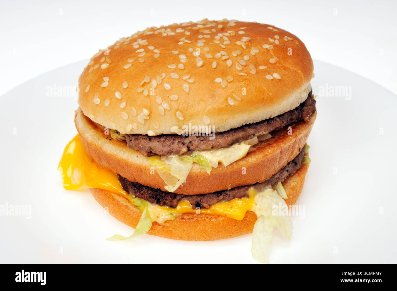 Mcdonalds Big Mac Cheeseburger auf weiße Platte Stockfoto