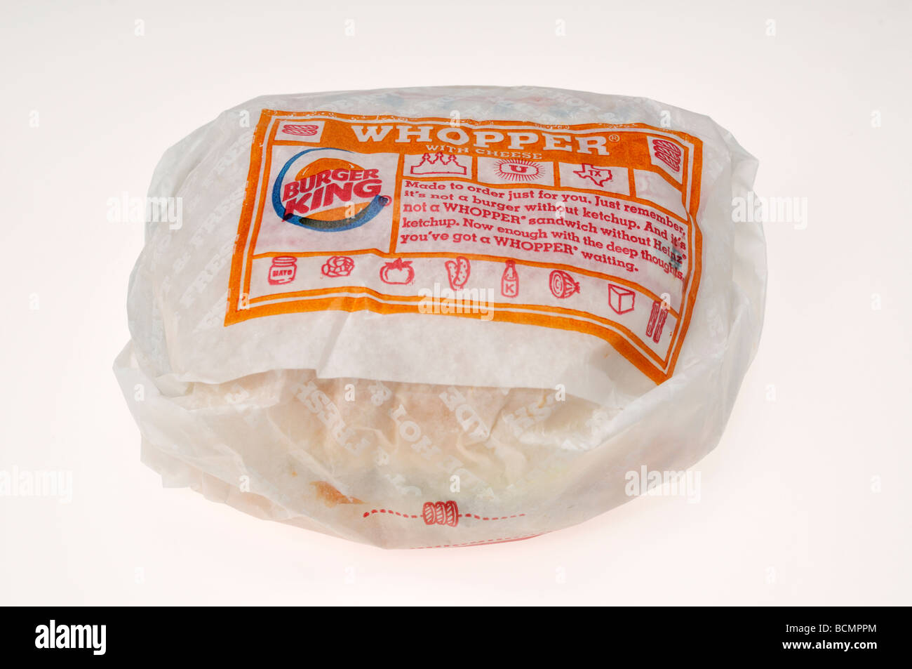 Burger King Whopper im Wrapper auf weißem Hintergrund. Schneiden Sie Stockfoto