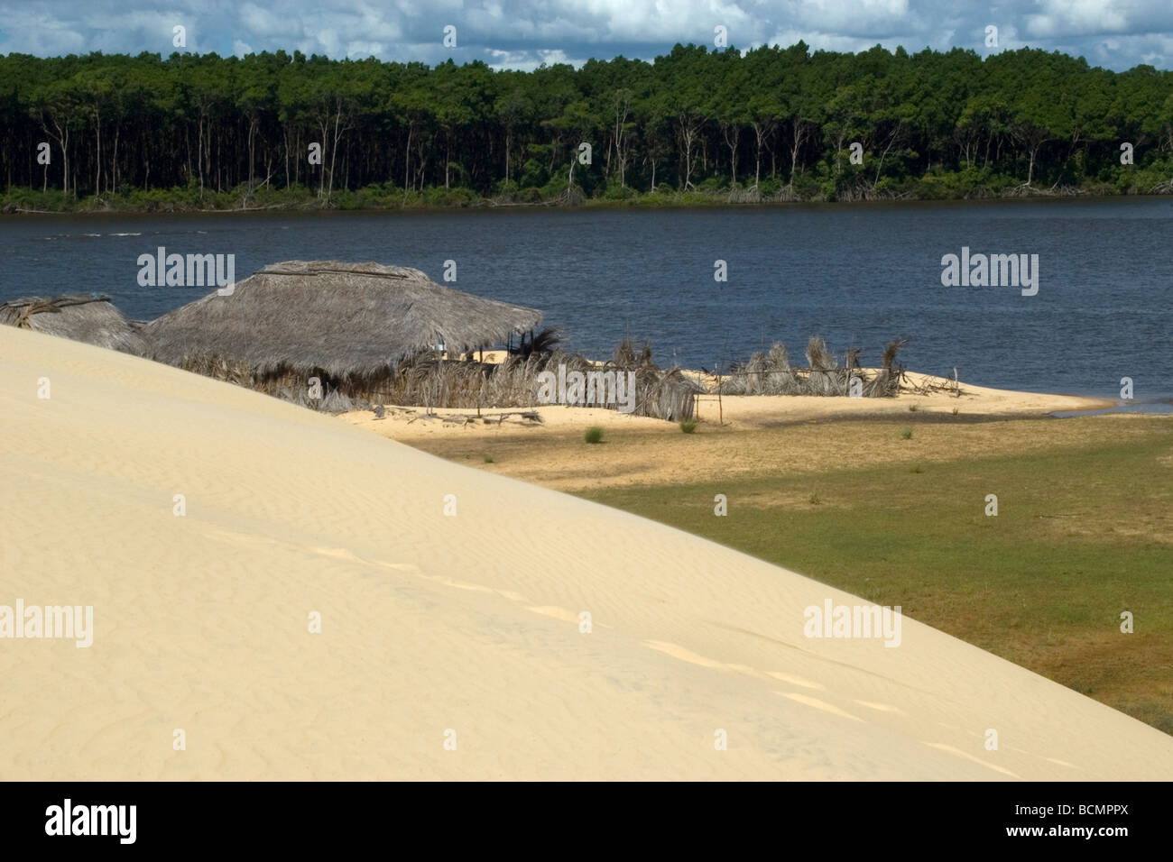 Sanddünen von Pequenos Lencois Maranhenses zwischen dem Ozean und Preguicas Fluss Barreirinhas Maranhao Brasilien Stockfoto