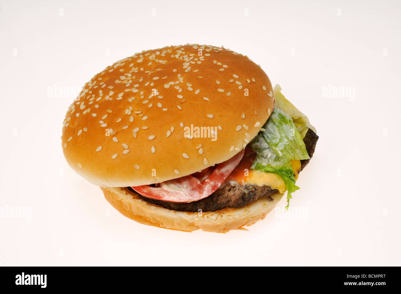 Burger King Whopper auf weißem Hintergrund. Schneiden Sie Stockfoto