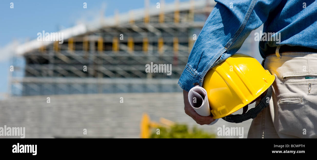 Ein Bauarbeiter oder Vorarbeiter auf einer Baustelle beobachten den Fortschritt der Bauarbeiten oder Projekt mit Textfreiraum Stockfoto