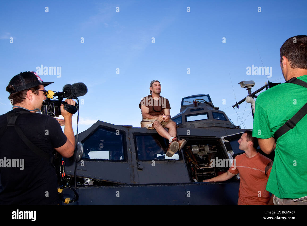 Storm Chaser und IMAX Kameramann Sean Casey sitzt auf TIV während Projekt Vortex 2, wie die Discovery Channel-Crew ihn filmt. Stockfoto